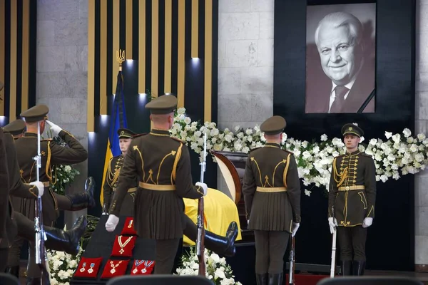 KYIV, UKRAINE Cenaze Töreni Ukrayna 'nın ilk başkanı Leonid Kravchuk ile 17 Mayıs 2022