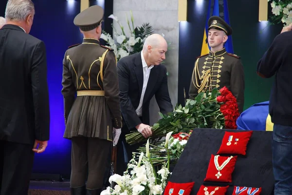 KYIV, UKRAINE Dmitry Gordon Ukrayna 'nın ilk başkanı Leonid Kravchuk ile cenaze töreninde, 17 Mayıs 2022