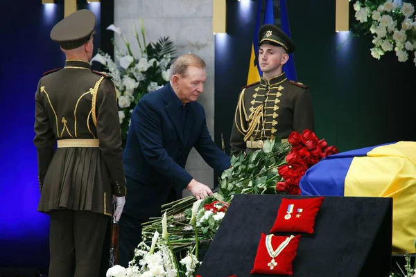 KYIV, UKRAINE Leonid Kuchma Ukrayna 'nın ikinci başkanı Ukrayna' nın ilk Cumhurbaşkanı Leonid Kravchuk 'la veda töreninde, 17 Mayıs 2022