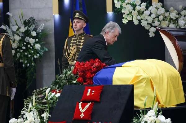 KYIV, UKRAINE Viktor Yushchenko Ukrayna 'nın üçüncü başkanı Ukrayna' nın ilk cumhurbaşkanı Leonid Kravchuk ile veda töreninde, 17 Mayıs 2022