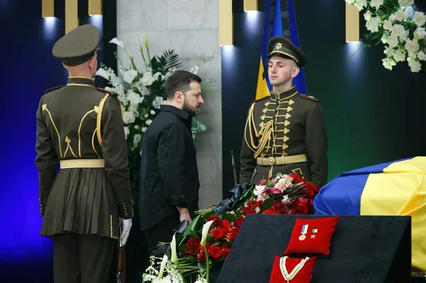 KYIV, UKRAINE Volodymyr Zelenskyy Ukrayna 'nın altıncı başkanı Ukrayna' nın ilk başkanı Leonid Kravchuk ile veda töreninde, 17 Mayıs 2022