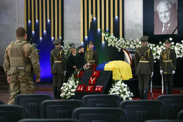 KYIV, UKRAINE Volodymyr Zelenskyy Ukrayna 'nın altıncı başkanı eşi Olena Zelenska ile birlikte Ukrayna' nın ilk Cumhurbaşkanı Leonid Kravchuk ile 17 Mayıs 2022 'de düzenlenen cenaze töreninde