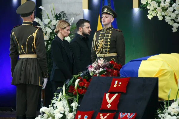 KYIV, UKRAINE Volodymyr Zelenskyy Ukrayna 'nın altıncı başkanı eşi Olena Zelenska ile birlikte Ukrayna' nın ilk Cumhurbaşkanı Leonid Kravchuk ile 17 Mayıs 2022 'de düzenlenen cenaze töreninde
