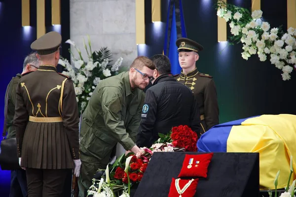 KYIV, UKRAINE İvan Bakanov Ukrayna 'nın ilk Cumhurbaşkanı Leonid Kravchuk ile 17 Mayıs 2022' de düzenlenen cenaze töreninde Ukrayna Güvenlik Teşkilatı başkanı.