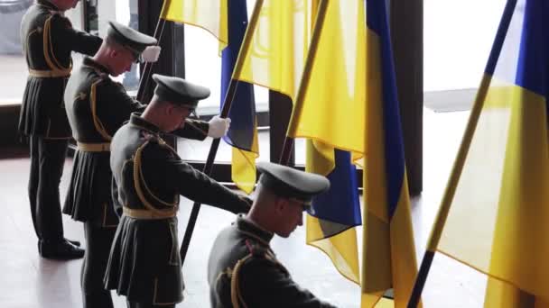 Kyiv Ukrajina Vojáci Čestné Stráže Držící Ukrajinské Vlajky Smutečním Obřadu — Stock video
