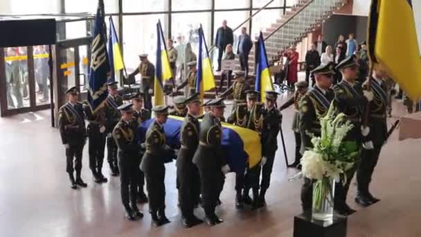 Почетный Караул Украины Киев Несет Гроб Похоронной Церемонии Прощания Первым — стоковое видео