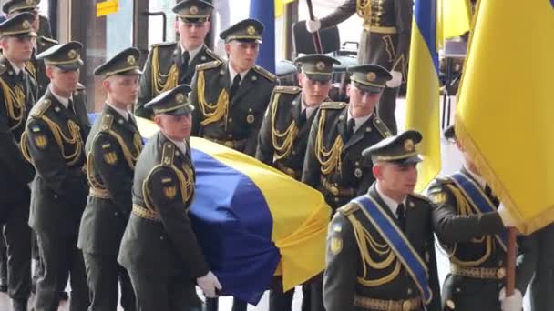 Kyiv Ukraine Guard Honor Carries Coffin Funeral Farewell Ceremony First — Stockvideo