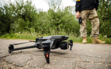 KYIV, UKRAINE İHA, taşınabilir antidron karıştırıcı (karşı İHA tüfeği) EDMS, multikopter ile savaşmak için uzun menzilli elektronik silah, Mayıs 14, 202