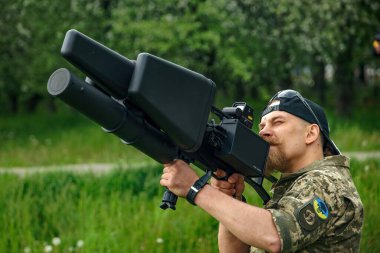 KYIV, UKRAINE Ukrayna ordusu taşınabilir anti-dron karıştırıcı (karşı İHA tüfeği) EDMS, multikopter ile savaşmak için uzun menzilli elektronik silah, 14 Mayıs 2022