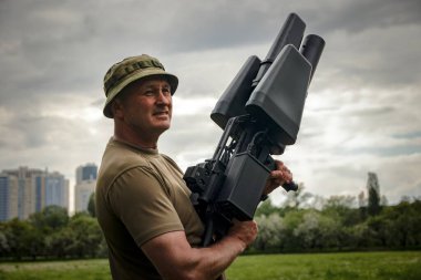 KYIV, UKRAINE Ukrayna ordusu taşınabilir anti-dron karıştırıcı (karşı İHA tüfeği) EDMS, multikopter ile savaşmak için uzun menzilli elektronik silah, 14 Mayıs 2022
