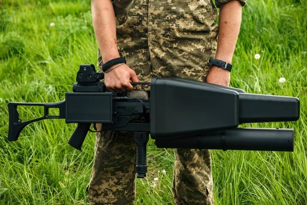 KYIV, UKRAINE Ukrayna ordusu taşınabilir anti-dron karıştırıcı (karşı İHA tüfeği) EDMS, multikopter ile savaşmak için uzun menzilli elektronik silah, 14 Mayıs 2022