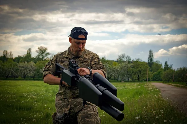 KYIV, UKRAINE Ukrayna ordusu taşınabilir anti-dron karıştırıcı (karşı İHA tüfeği) EDMS, multikopter ile savaşmak için uzun menzilli elektronik silah, 14 Mayıs 2022