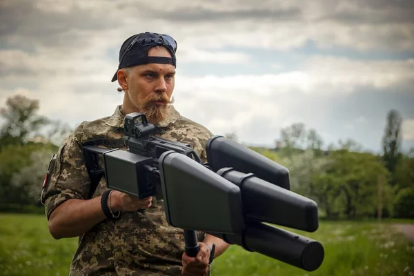 KYIV, UKRAINE Ukrayna ordusu taşınabilir anti-dron karıştırıcı (karşı İHA tüfeği) EDMS, multikopter ile savaşmak için uzun menzilli elektronik silah, 14 Mayıs 2022