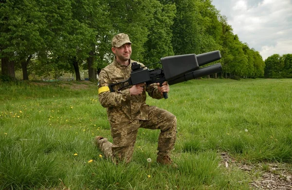 KYIV, UKRAINE Ukrayna ordusu taşınabilir anti-dron karıştırıcı (karşı İHA tüfeği) EDMS, multikopter ile savaşmak için uzun menzilli elektronik silah, 14 Mayıs 2022