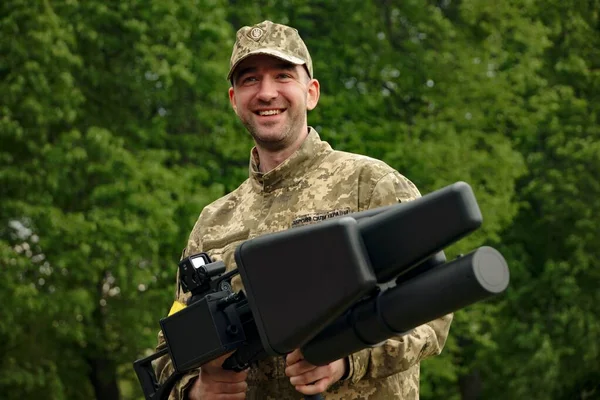 KYIV, UKRAINE Ukrayna ordusu taşınabilir anti-dron karıştırıcı (karşı İHA tüfeği) EDMS, multikopter ile savaşmak için uzun menzilli elektronik silah, 14 Mayıs 2022