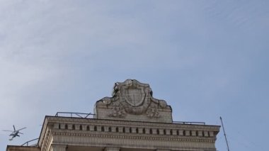 KYIV, UKRAINE - 24 AUG 2021: Askeri geçit sırasında Ukrayna savaş helikopterleri Mil Mi-24 Hind, Meydan Nezalezhnosty 'de Ukrayna' nın Bağımsızlık Günü 'ne adanmıştır.