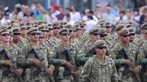 Kyiv Ukraine Sierpnia 2021 Ukraińscy Żołnierze Podczas Parady Wojskowej Poświęconej — Wideo stockowe