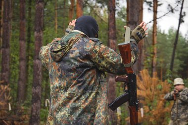 BUCHA, UKRAINE - 13 Temmuz 2022: düşman sabotajcılarına karşı yapılan taktik tatbikatlar sırasında Bucha bölge savunması savaşçıları