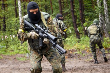 BUCHA, UKRAINE - 13 Temmuz 2022 Taktik tatbikatlar sırasında Bucha bölge savunması savaşçıları