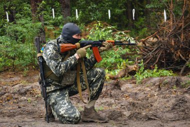 BUCHA, UKRAINE - 13 Temmuz 2022 Taktik tatbikatlar sırasında Bucha bölge savunması savaşçıları