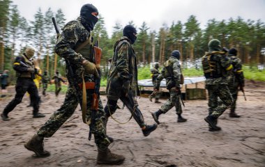 BUCHA, UKRAINE - 13 Temmuz 2022 Taktik tatbikatlar sırasında Bucha bölge savunması savaşçıları