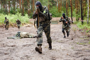 BUCHA, UKRAINE - 13 Temmuz 2022 Taktik tatbikatlar sırasında Bucha bölge savunması savaşçıları