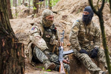 BUCHA, UKRAINE - 13 Temmuz 2022 Taktik tatbikatlar sırasında Bucha bölge savunması savaşçıları