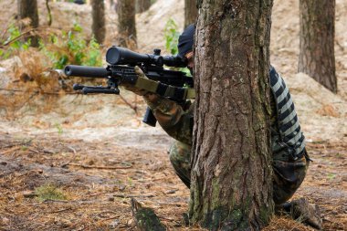 BUCHA, UKRAINE - 13 Temmuz 2022 Taktik tatbikatlar sırasında Bucha bölge savunmasının savaşçısı