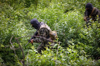 BUCHA, UKRAINE - 13 Temmuz 2022 Taktik tatbikatlar sırasında Bucha bölge savunması savaşçıları