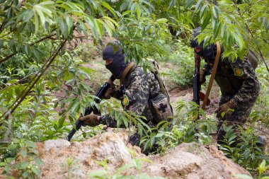 BUCHA, UKRAINE - 13 Temmuz 2022 Taktik tatbikatlar sırasında Bucha bölge savunması savaşçıları