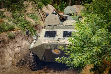 BUCHA, UKRAINE - 13 Temmuz 2022: ele geçirilen Rus zırhlı aracı Bucha bölge savunması tarafından taktik tatbikatlar için kullanıldı