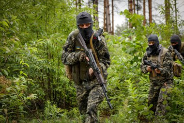 BUCHA, UKRAINE - 13 Temmuz 2022 Taktik tatbikatlar sırasında Bucha bölge savunması savaşçıları