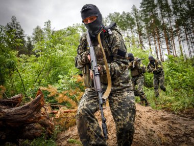 BUCHA, UKRAINE - 13 Temmuz 2022 Taktik tatbikatlar sırasında Bucha bölge savunması savaşçıları