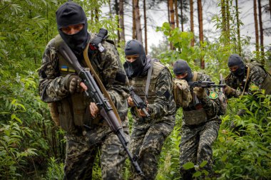 BUCHA, UKRAINE - 13 Temmuz 2022 Taktik tatbikatlar sırasında Bucha bölge savunması savaşçıları