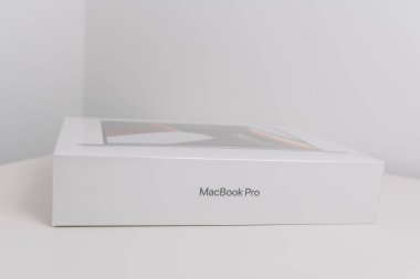 KAUNAS, LITHUANIA - 28 Ekim 2021: Yeni Apple MacBook Pro 2021 beyaz arka planda izole edildi