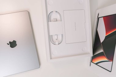 KAUNAS, LITHUANIA - 28 Ekim 2021: Yeni Apple MacBook Pro 2021 'deki MagSafe 3 port ve kablolu yayınının yakın görüntüsü
