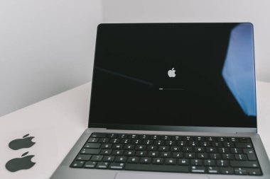 KAUNAS, LITHUANIA - 28 Ekim 2021: Yeni Apple MacBook Pro 2021 Beyaz arka planda 14 inç izole edilmiş