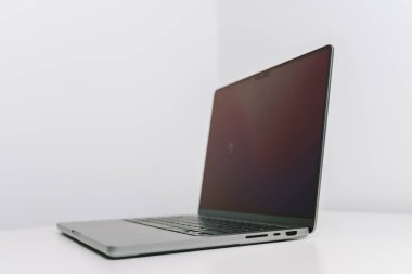 KAUNAS, LITHUANIA - 28 Ekim 2021: Yeni Apple MacBook Pro 2021 Beyaz arka planda 14 inç izole edilmiş