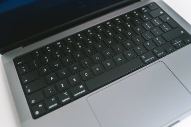 KAUNAS, LITHUANIA - 28 Ekim 2021: Yeni Apple MacBook Pro 2021