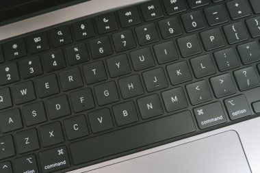 KAUNAS, LITHUANIA - 28 Ekim 2021: Yeni Apple MacBook Pro 2021