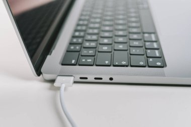 KAUNAS, LITHUANIA - 28 Ekim 2021: Yeni Apple MacBook Pro 2021 'deki MagSafe 3 port ve kablolu yayınının yakın görüntüsü