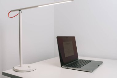 KAUNAS, LITHUANIA - 28 Ekim 2021: Yeni Apple MacBook Pro 2021 Beyaz arka planda 14 inç izole edilmiş