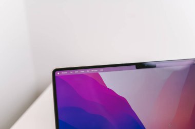 KAUNAS, LITHUANIA - 28 Ekim 2021: Yeni Apple MacBook Pro 2021 'deki kamera çentiğinin yakın görüntüsü
