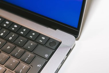 KAUNAS, LITHUANIA - 28 Ekim 2021: Yeni Apple MacBook Pro 2021 'in Dokunmatik Kimlik düğmesinin yakın görünümü