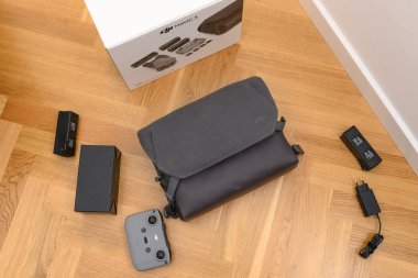 KAUNAS, LITHUANIA - 28 Ekim 2021: Yeni DJI Mavic 3 insansız hava aracı. Dajiang Innovations Technology Co., Ltd (DJI) UAV otomatik pilot sistemlerinde dünyanın önde gelen geliştirici ve üreticilerinden biridir.