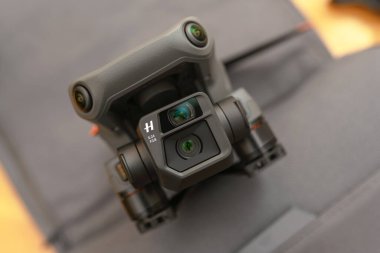 KAUNAS, LITHUANIA - 15 Kasım 2021: Yeni DJI Mavic 3 İHA. Dajiang Innovations Technology Co., Ltd (DJI) UAV otomatik pilot sistemlerinde dünyanın önde gelen geliştirici ve üreticilerinden biridir.