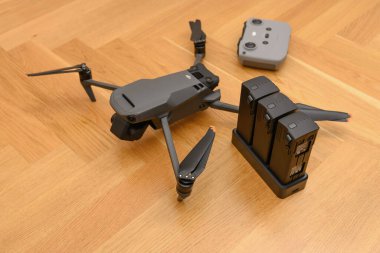 KAUNAS, LITHUANIA - 15 Kasım 2021: Yeni DJI Mavic 3 uçağı açılıyor. Dajiang Innovations Technology Co., Ltd (DJI) UAV otomatik pilot sistemlerinde dünyanın önde gelen geliştirici ve üreticilerinden biridir.