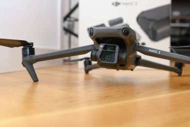 KAUNAS, LITHUANIA - 15 Kasım 2021: Yeni DJI Mavic 3 İHA. Dajiang Innovations Technology Co., Ltd (DJI) UAV otomatik pilot sistemlerinde dünyanın önde gelen geliştirici ve üreticilerinden biridir.