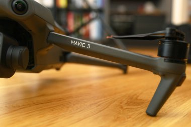 KAUNAS, LITHUANIA - 15 Kasım 2021: Yeni DJI Mavic 3 İHA. Dajiang Innovations Technology Co., Ltd (DJI) UAV otomatik pilot sistemlerinde dünyanın önde gelen geliştirici ve üreticilerinden biridir.