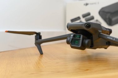 KAUNAS, LITHUANIA - 28 Ekim 2021: Yeni DJI Mavic 3 insansız hava aracı. Dajiang Innovations Technology Co., Ltd (DJI) UAV otomatik pilot sistemlerinde dünyanın önde gelen geliştirici ve üreticilerinden biridir.